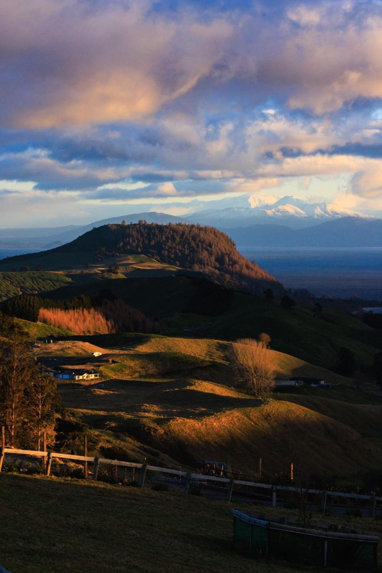 Hilltop Whakaipo Estate Taupo Bagian luar foto